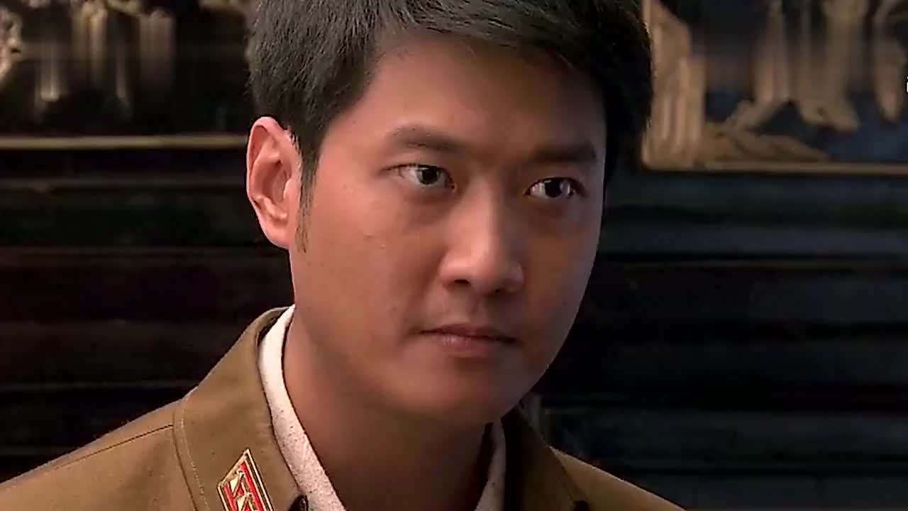 铁梨花小玲和雅琴从乡下回来碰见了等候她们多时的张吉安