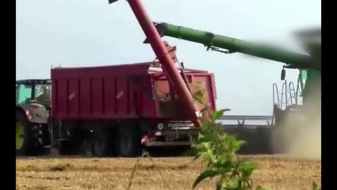 世界超级大国现代巨型收割机效率极高不愧是农业大国 世界超级大国现代巨型收割机效率极高不愧是农业大国