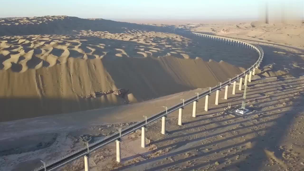沙漠中筑大桥,俯瞰敦格铁路沙山沟特大桥