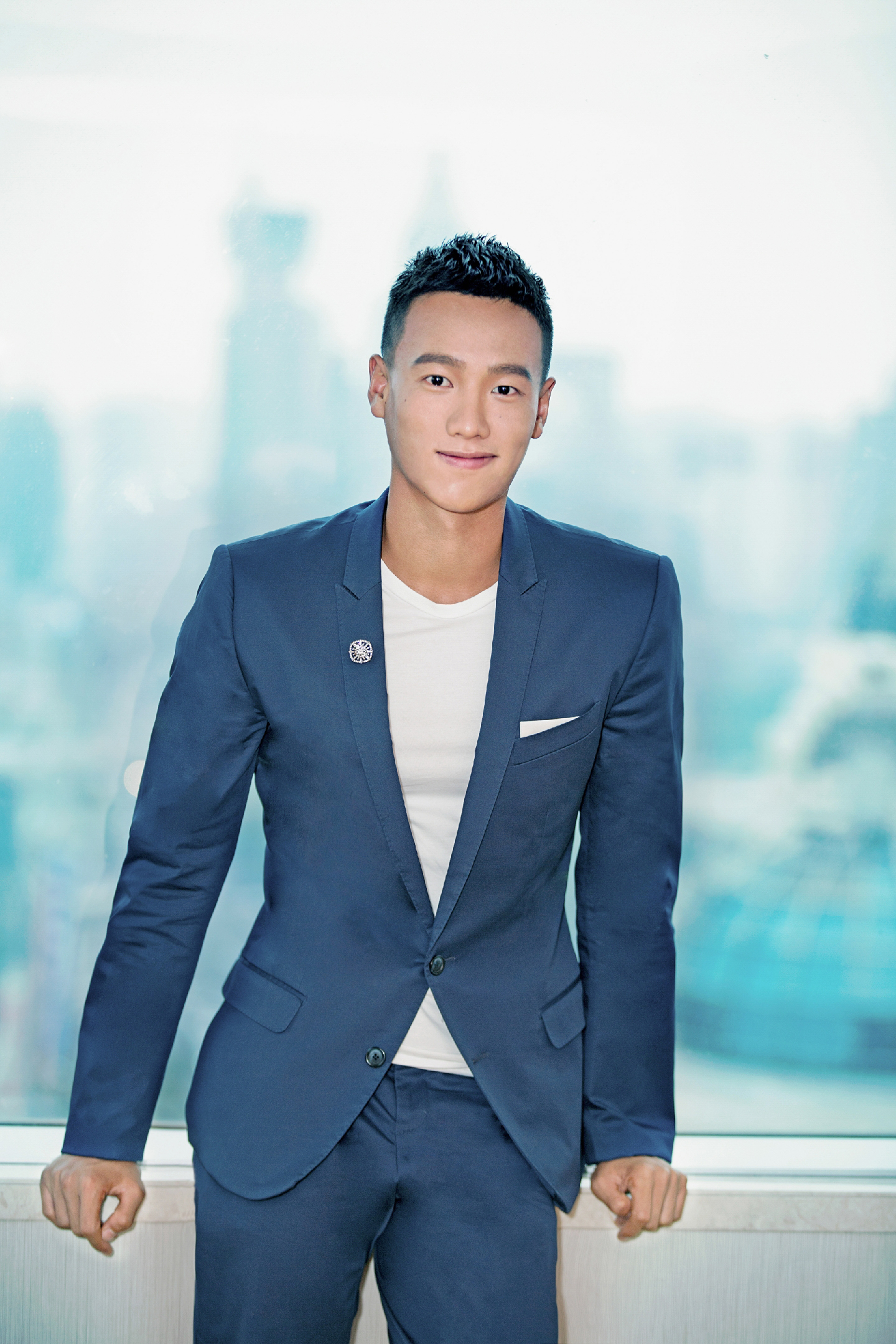 演员翟宇佳携电影《八秒半英雄》现身上影节 酷帅造型获赞无数