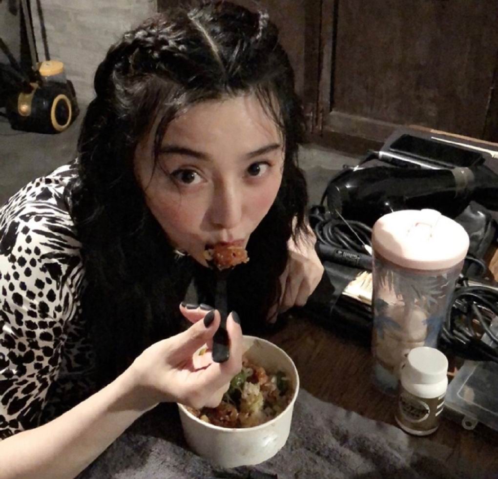范冰冰晒吃饭美照,分享今日的妆容,状态不错