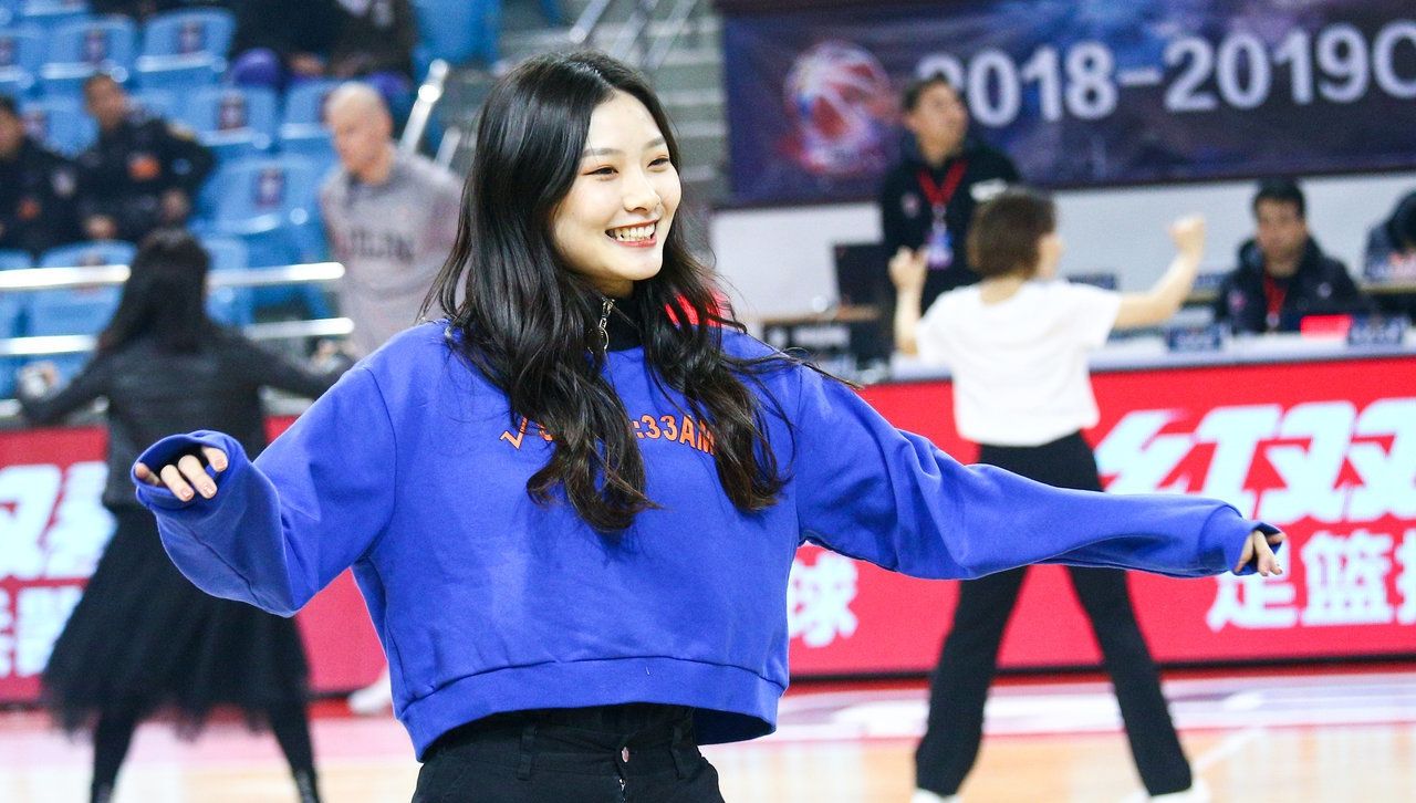 高清组图:吉林名宿"虎王"孙军女儿客串啦啦队 面容姣好大长腿