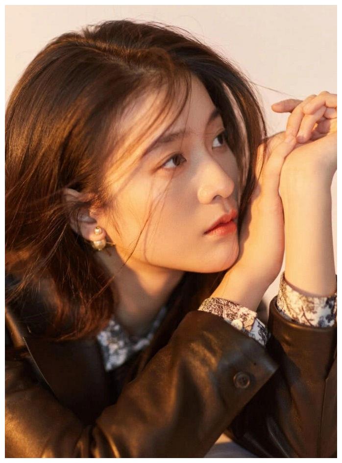 妹妹张雪迎,哪知道剧组正好缺一名小演员,主演刘晓庆一眼就看中张雪迎