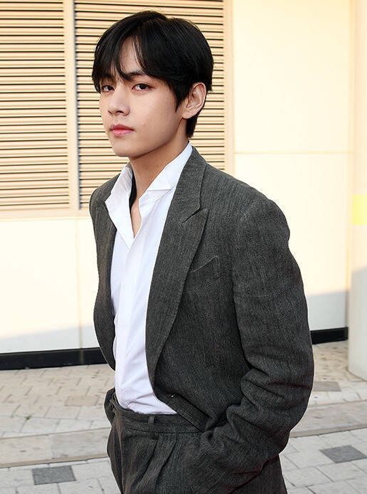 防弹少年团:黑色头发加上西装长裤的世界首帅金泰亨v太迷人了!