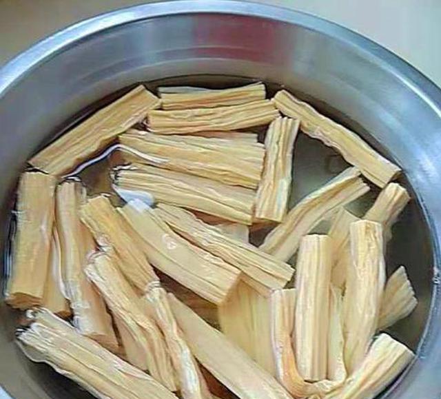 腐竹泡发用冷水还是热水?其实两个水都错了,正确方法应该这样做