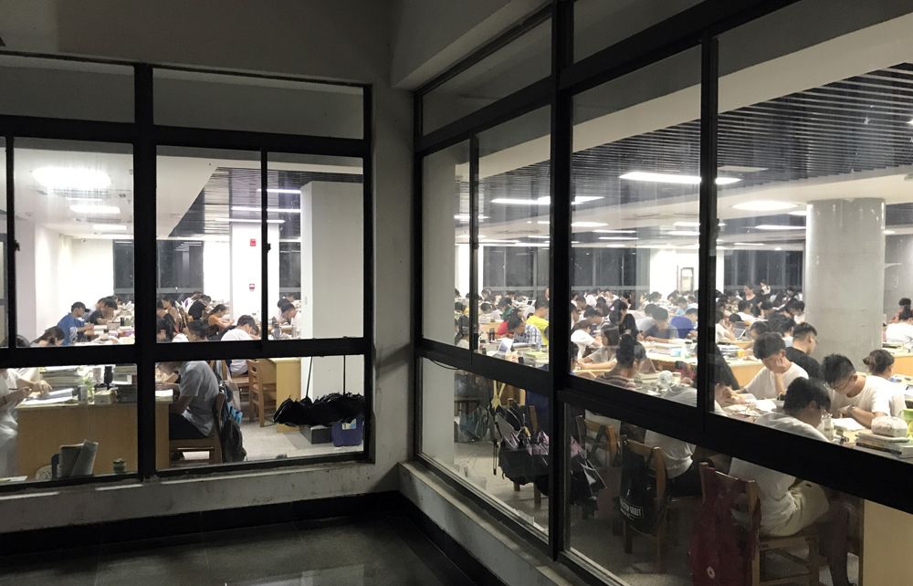当晚,在安徽六安市皖西学院校园内,可以容纳上千人的图书馆4个大型