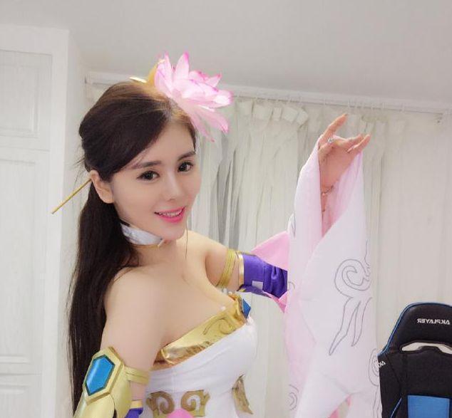 "斗鱼三骚"仅剩七哥张琪格一人撑着场面了,此后七哥再度凭借cos 王者