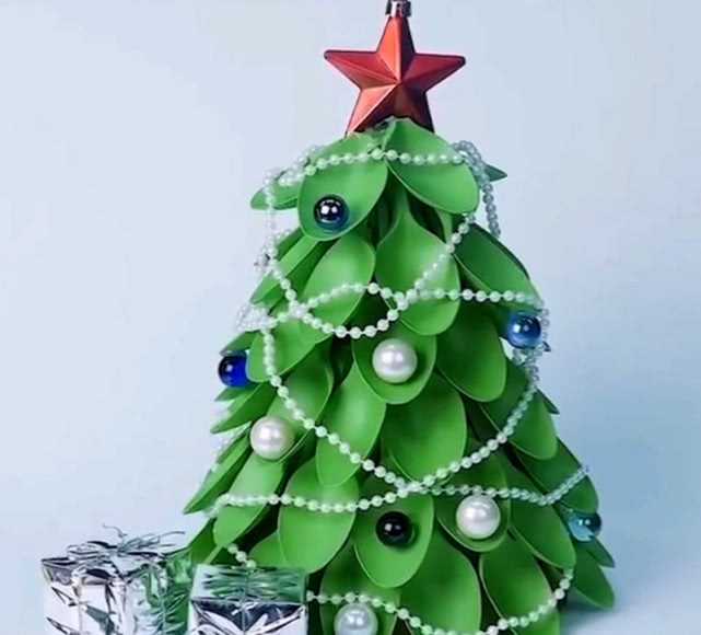 幼儿园要做手工,爸爸用一次性勺子做圣诞树,成果太惊艳!