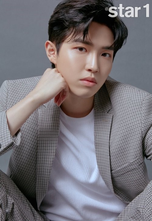 韩国歌手金在焕为某杂志拍摄的一组时装照今天首次曝