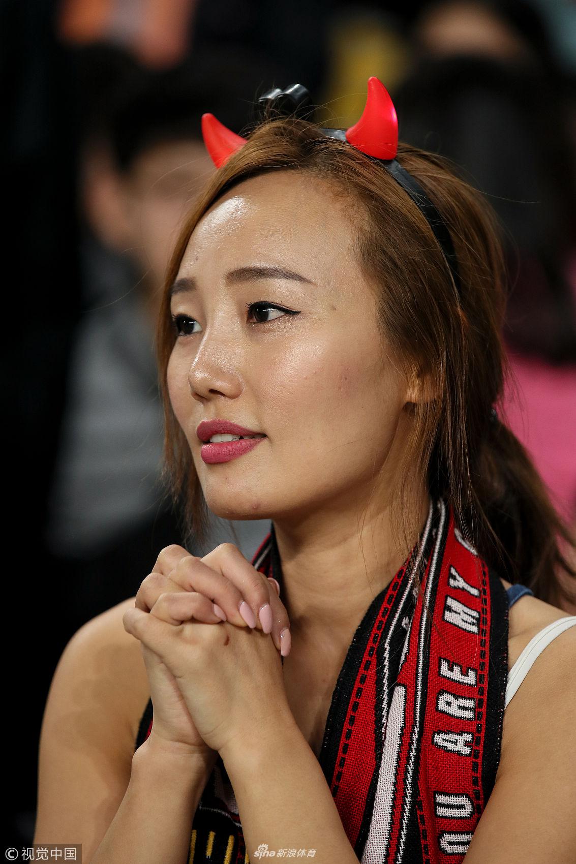 中韩女球迷大pk 清纯性感各有风情|中韩|球迷|韩国_新浪新闻