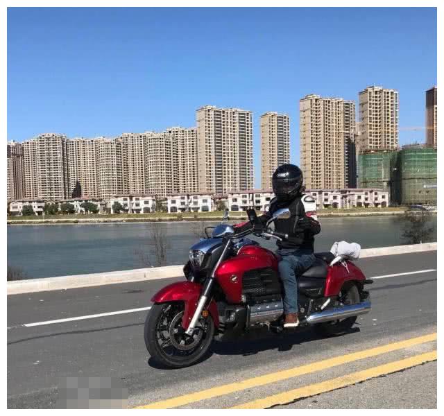 宾利撞翻摩托车,扔800元想私了,"卖了宾利也赔不起"