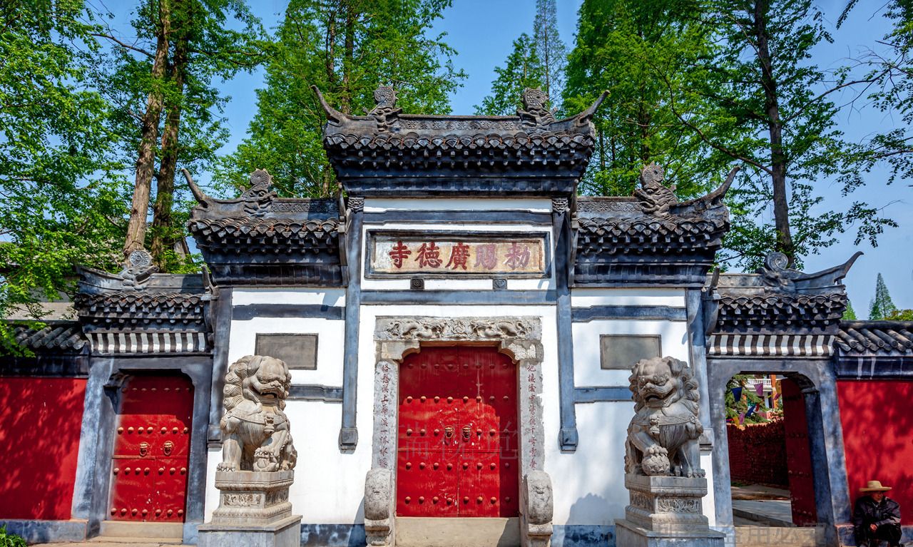 我国多佛塔只有7座,襄阳广德寺多宝佛塔全国独一,上有佛像48尊