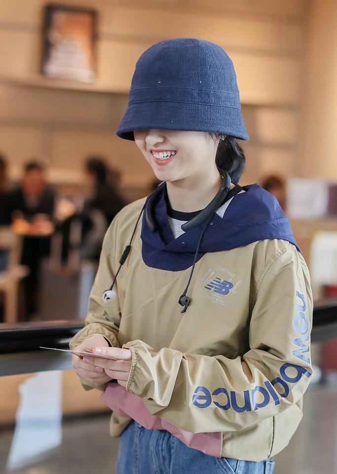 如有刘海的发型,宽檐的渔夫帽,鸭舌帽等等能够遮挡脸部的帽子,都是显