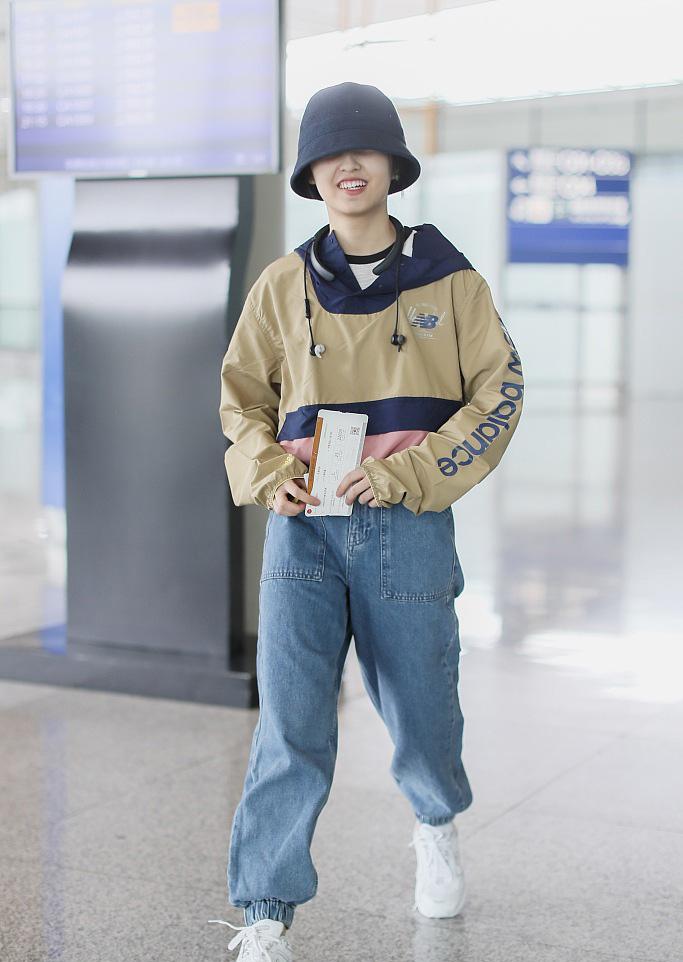 帽子作为日常比较重要的配饰,用来修饰脸型方便好用.