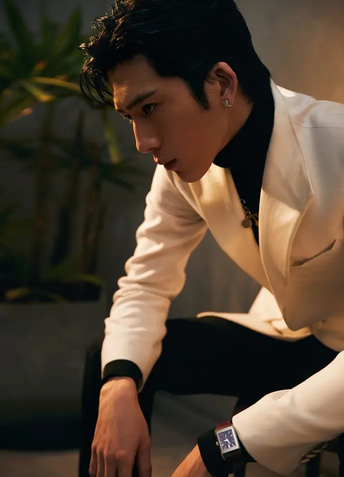 大长腿帅哥井柏然黑白时尚西装禁欲系养眼写真