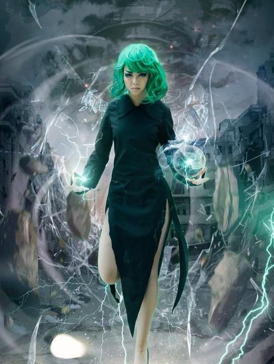一拳超人cosplay看着嘴里冒烟的杰诺斯光头表示一脸嫌弃