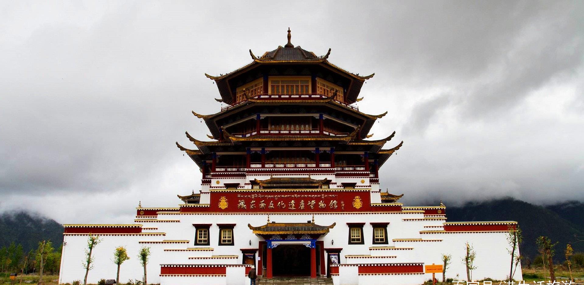 尼洋阁位于西藏林芝的八一镇,其建筑风格极具林芝地方色彩,是当地建筑