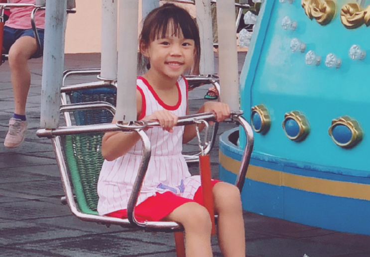 卓依婷女儿生活照,她有一头金光闪闪中又带着点点星光的中长碎发