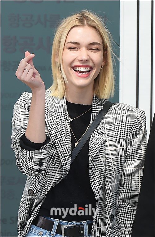 韩国说唱歌手beenzino携手模特女友飞往美国