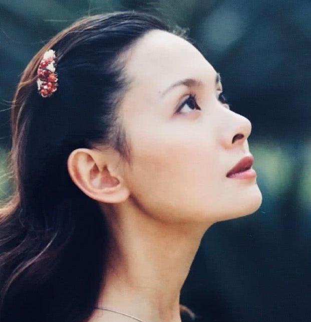 程莉莎罕见年轻时旧照,五官立体,眼窝深邃,似混血美女!