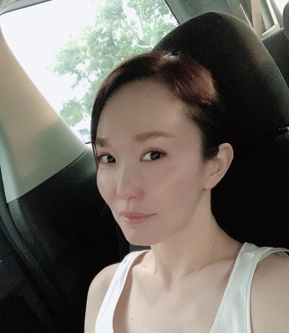 照片中的范文芳素颜出镜,肤白貌美气质佳,都说岁月是把杀猪刀,但是在