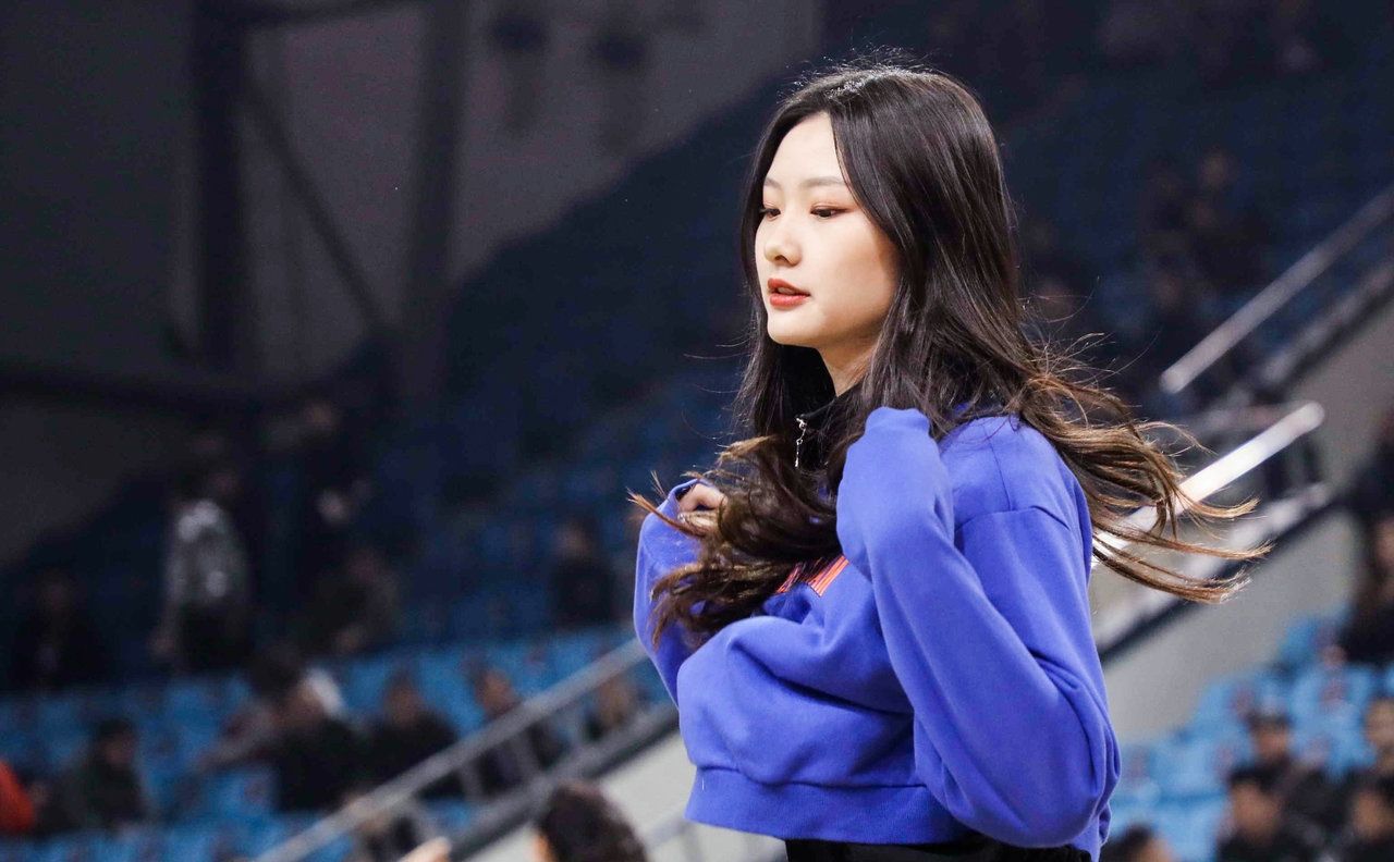 高清组图:吉林名宿"虎王"孙军女儿客串啦啦队 面容姣好大长腿