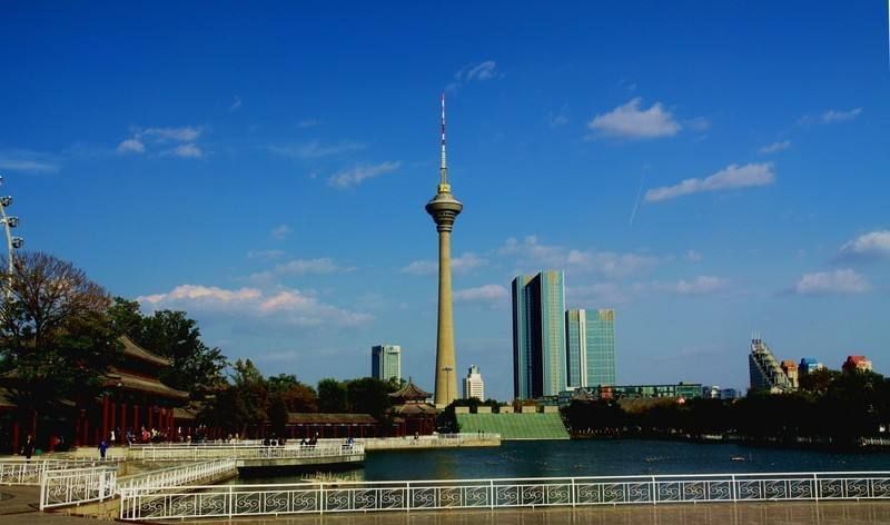 在水上公园的"天塔"中饱览整个天津全市的美景