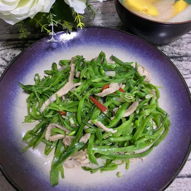 肉丝炒梅豆,脆口下饭,十分钟就搞定