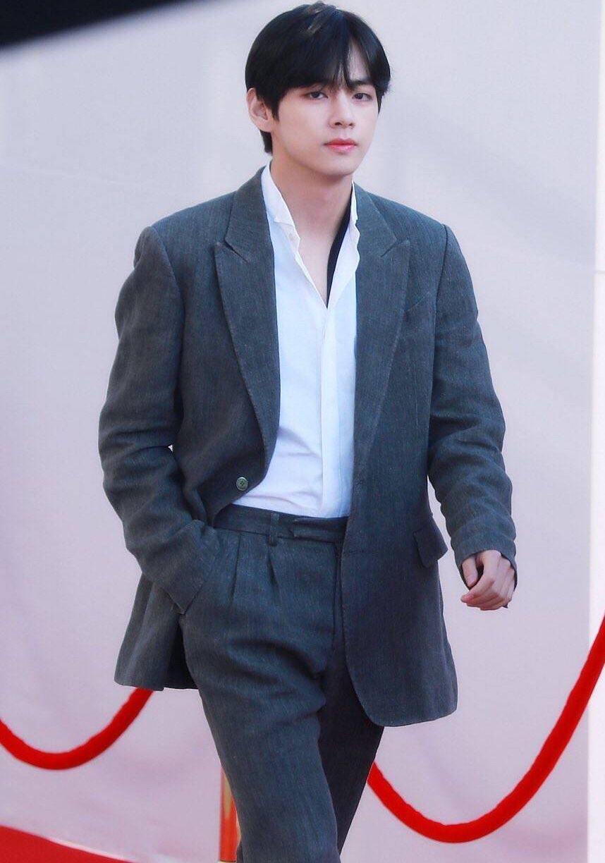 防弹少年团:黑色头发加上西装长裤的世界首帅金泰亨v太迷人了!