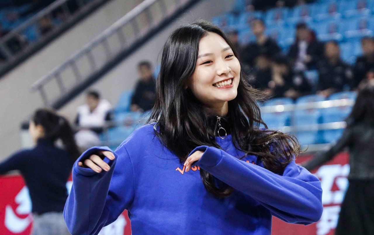 高清组图:吉林名宿"虎王"孙军女儿客串啦啦队 面容姣好大长腿