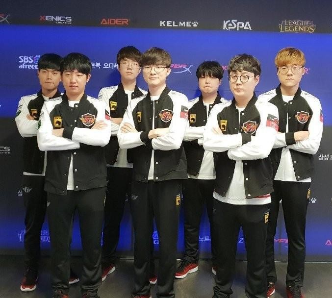 skt官推晒成员圣诞照全员"faker化"