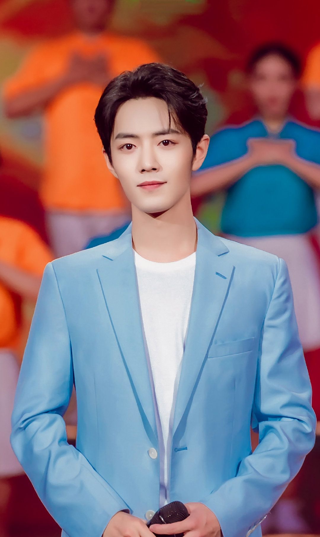 肖战穿天使蓝色西装礼服现身活动,真的太俊太帅了
