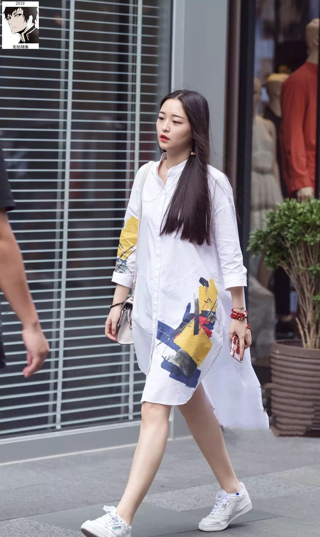 街拍:炎热的夏日,5号美女们的穿搭,真是唯美动人