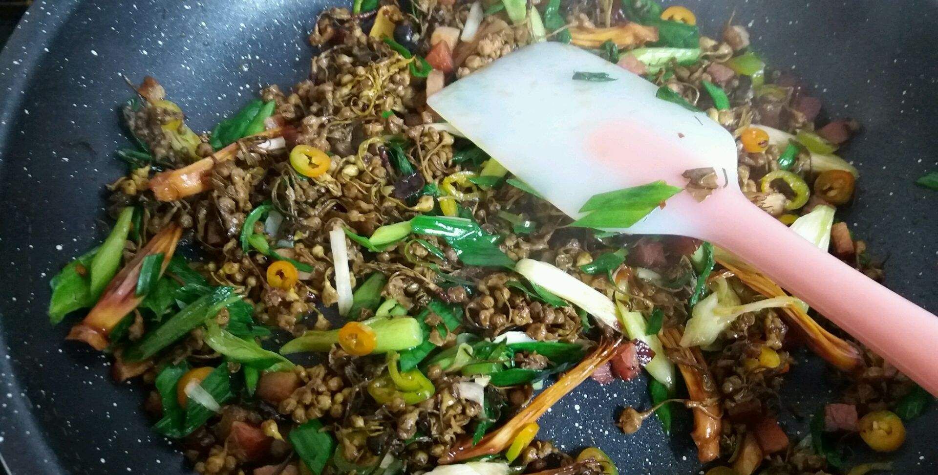 云南鲜花做成的美食 每一道都色味俱佳 隔着屏幕都芳香四溢 云南鲜花做成的美食 每一道都色味俱佳 隔着屏幕都芳香四溢