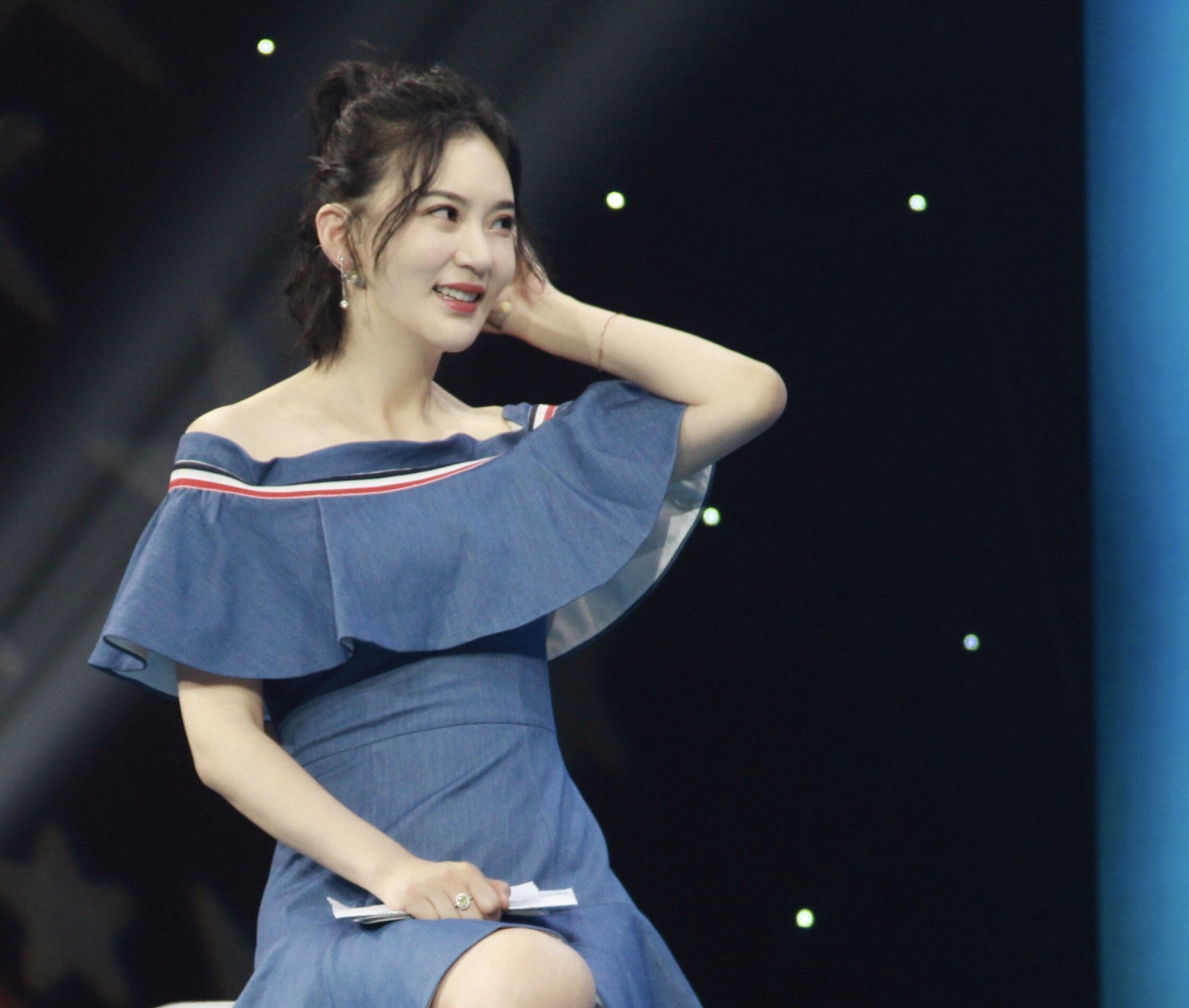 王子子嘉宾主持《佳片有约》 知性优雅显魅力