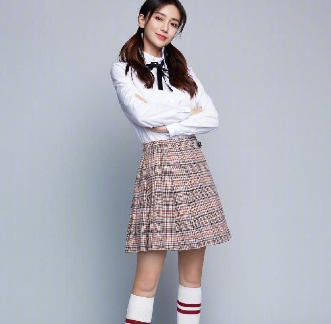 没有baby不敢穿的,白衬衣配格子裙少女感十足,扎双马尾像高中生