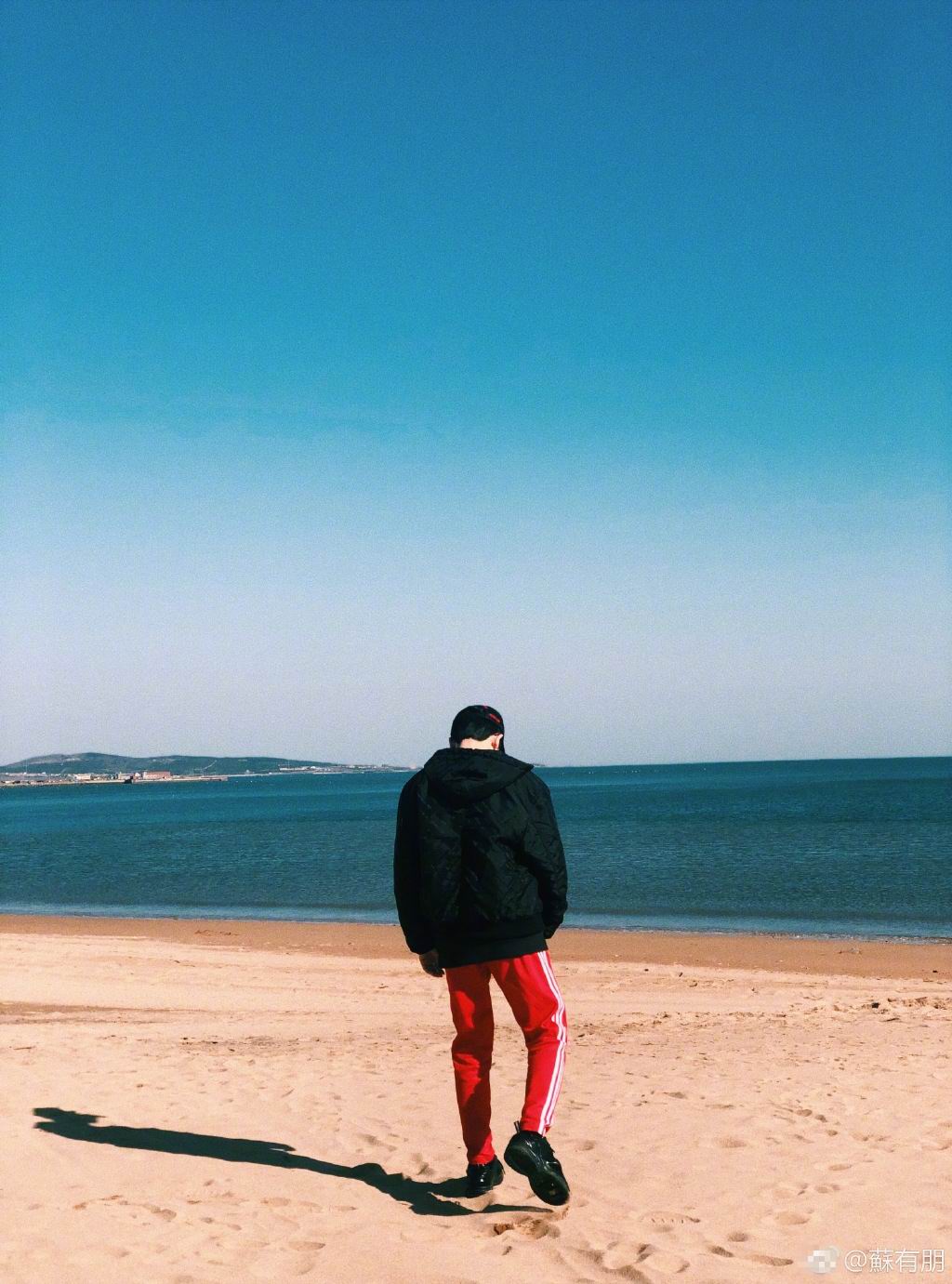 看看这背影,这简直就是"小鲜肉"啊,这张照片里的帽子有点可爱,网友们