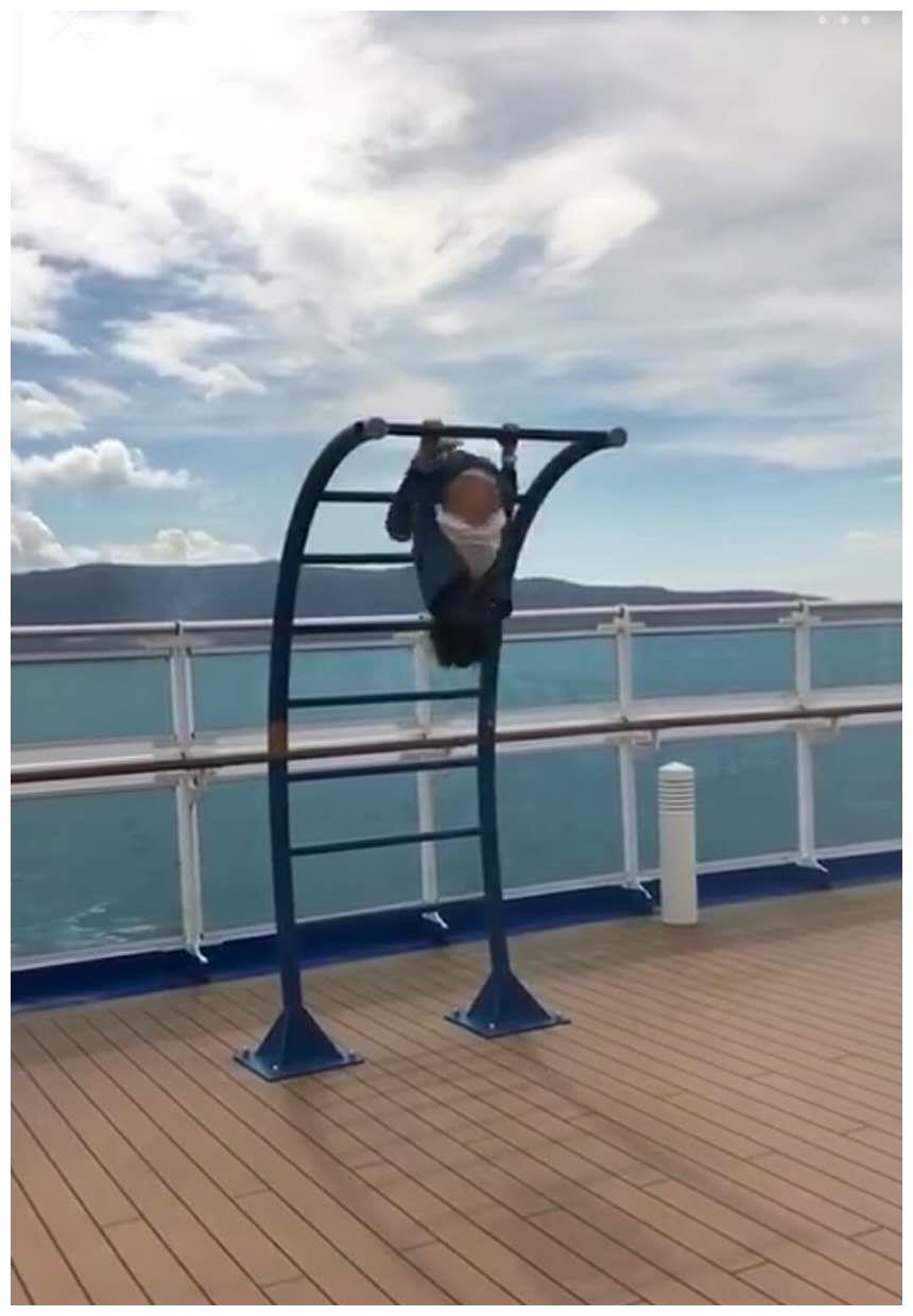 厉害了森碟,身手敏捷玩单杠凌空翻,网友:我连爬都不敢爬