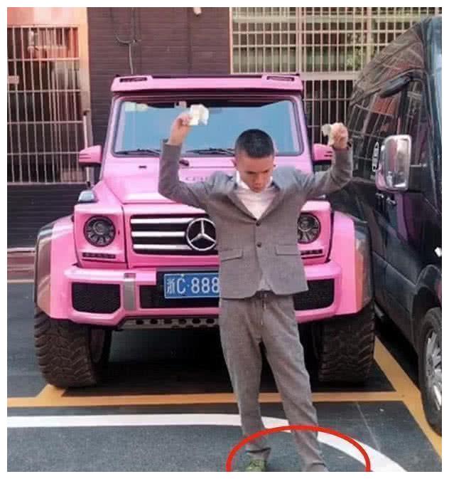 靠“微商”身價數十億,豪車全部“少女粉”,卻被鞋子搶鏡了