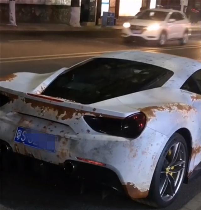 "报废版"法拉利488,落地530万,全车"铁锈膜",可避免借车
