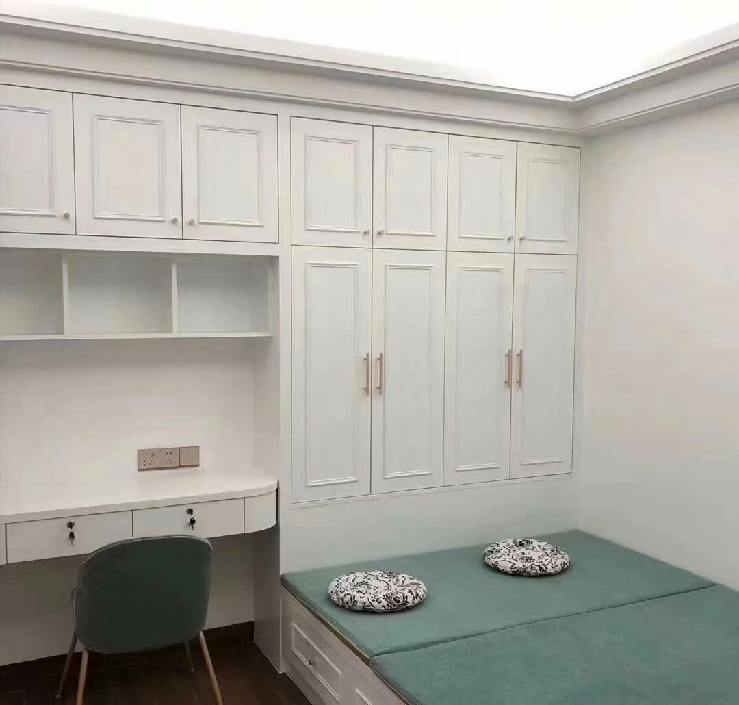 不是很大的房间可以考虑榻榻米衣柜写字台组合实用,美观并存