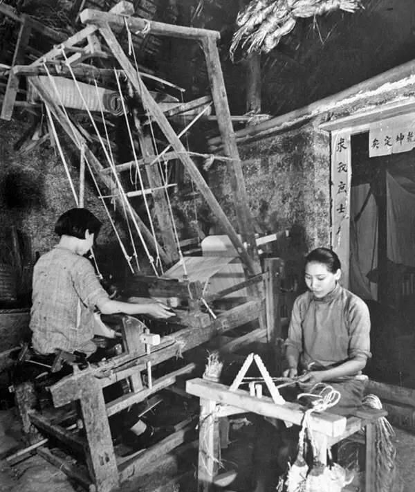 图为在农田里蹬水车灌溉的人.图为石碾.图为农村的房子.