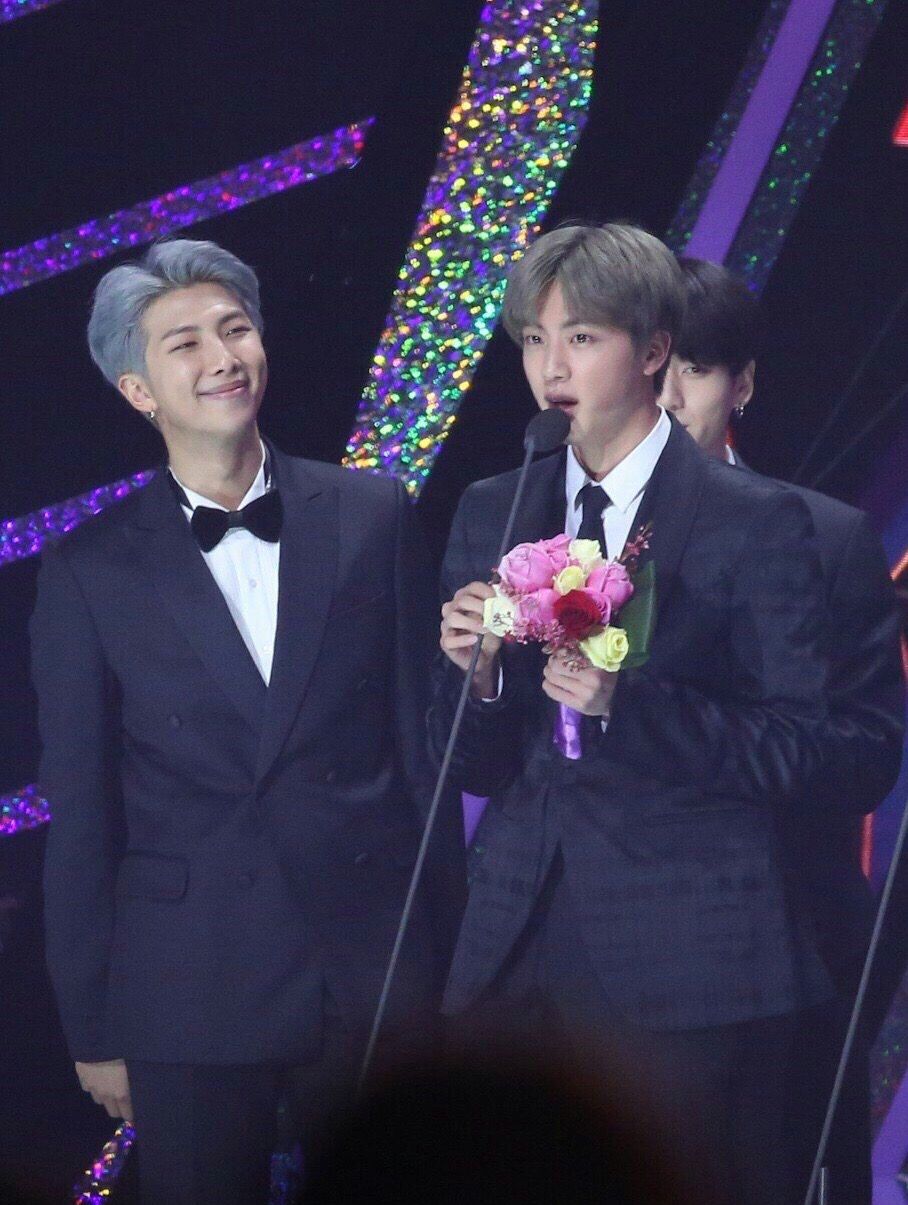 防弹少年团:磕队内cp风生水起之铁打的南硕,大哥队长稳定发糖