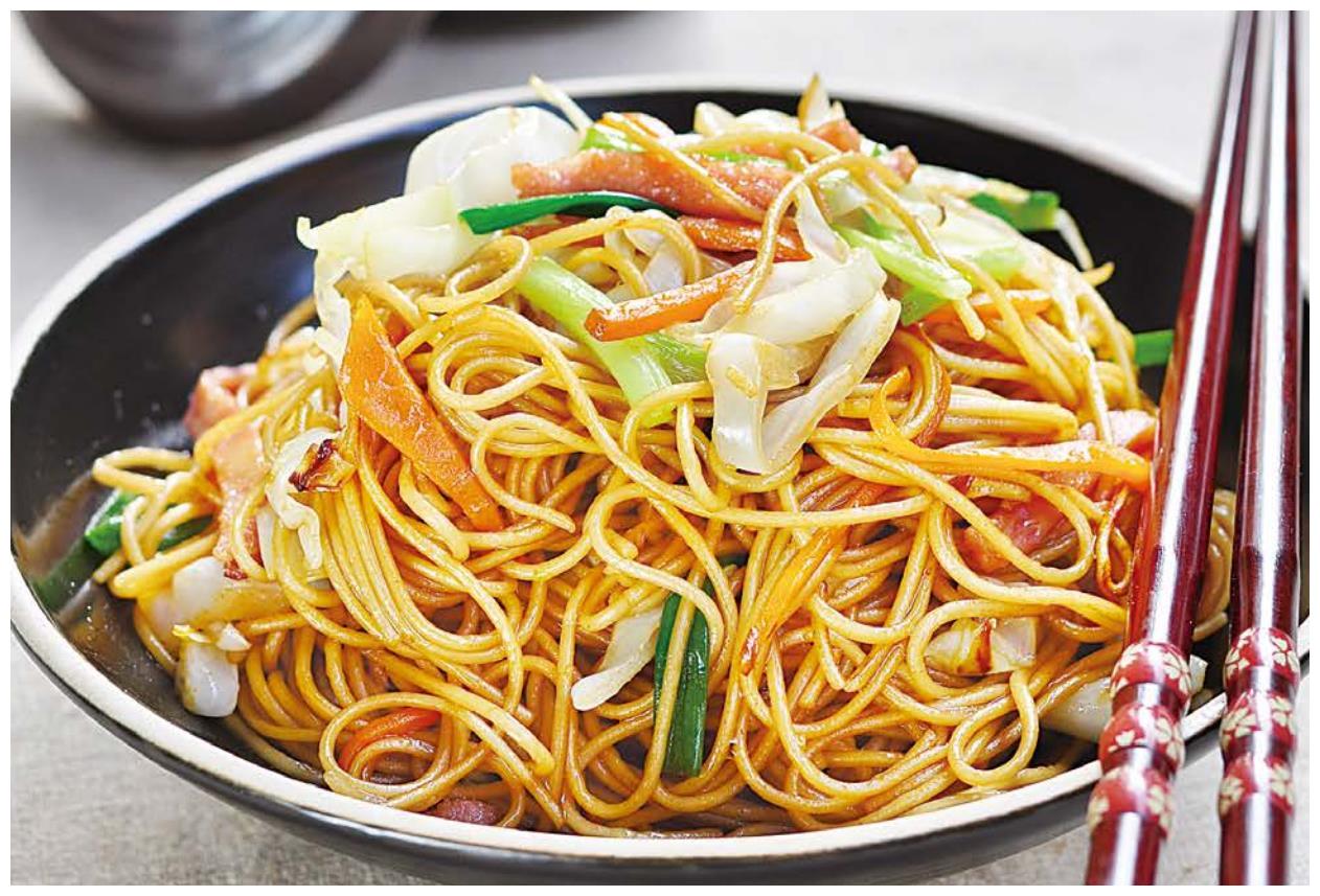 三丝炒面,配上家常的素菜,几分钟就可以吃上这道美味炒面