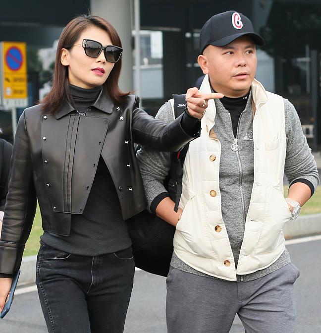 刘涛携老公高调走机场,墨镜搭黑色皮衣,只是王珂这表情耐人寻味