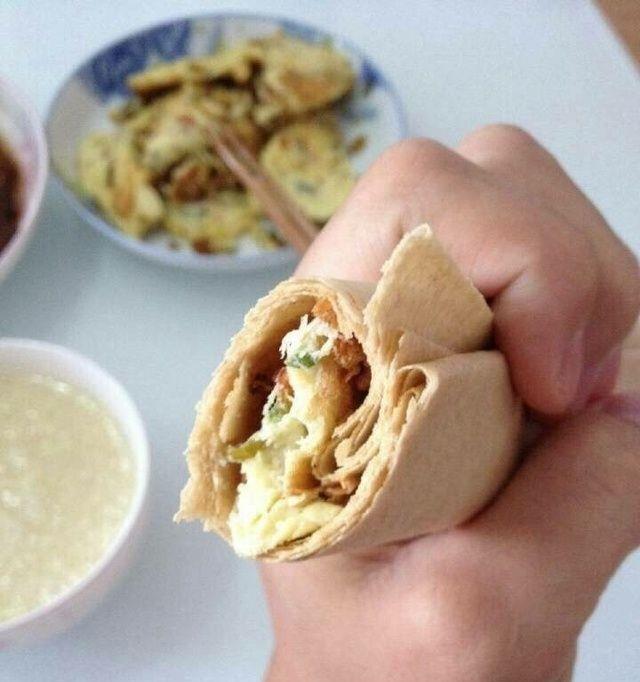 外地人有福了,赣榆小伙儿手把手教你煎饼的正确吃法!