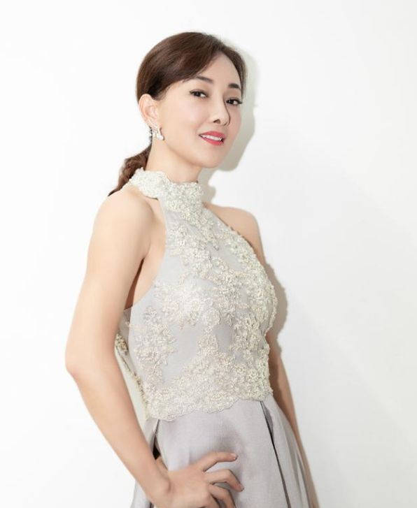 45岁的牛莉,时尚写真真的是太好看了,女神时光不老啊!