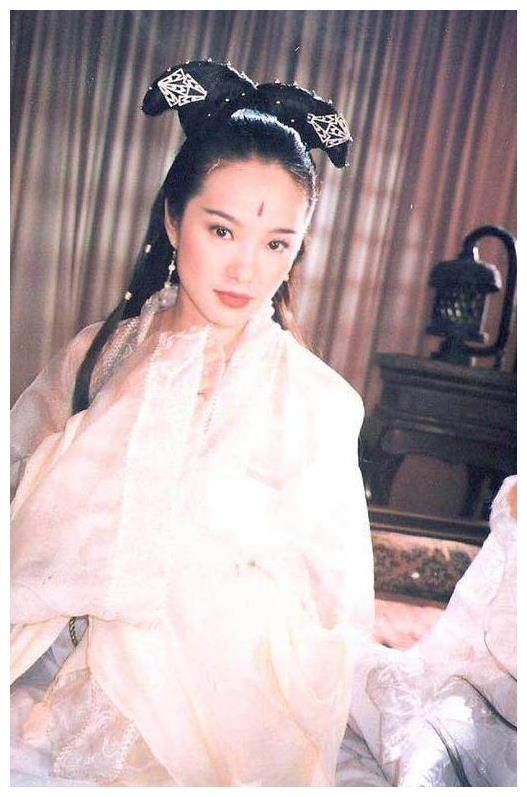 主演的《绝代双骄》这部电视剧,张瑞竹在其中饰演移花宫二宫主怜星,在