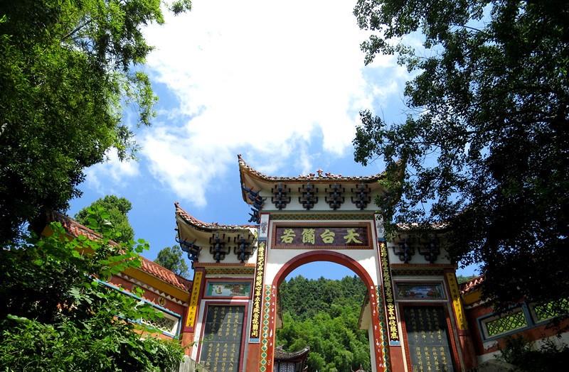 位于永丰县陶唐乡,毗邻大仙岩,有一座山叫天台山,当地人也叫天罗山