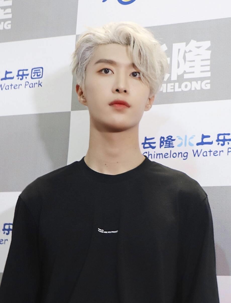 "肆意生长,大胆做范",范丞丞粉色头发也太吸晴了吧!